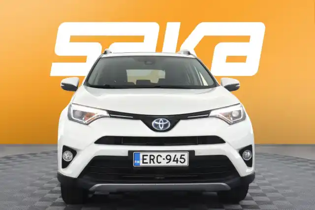 Valkoinen Tila-auto, Toyota RAV4 – ERC-945