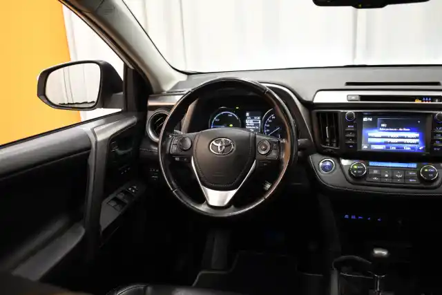Valkoinen Maastoauto, Toyota RAV4 – ERC-945