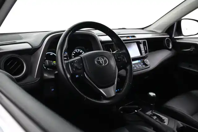 Valkoinen Tila-auto, Toyota RAV4 – ERC-945