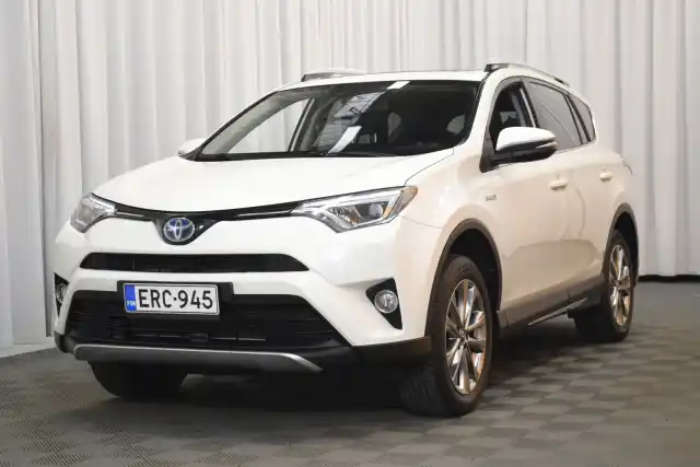 Valkoinen Maastoauto, Toyota RAV4 – ERC-945
