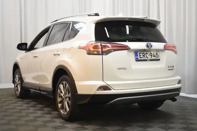 Valkoinen Maastoauto, Toyota RAV4 – ERC-945