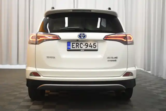 Valkoinen Maastoauto, Toyota RAV4 – ERC-945