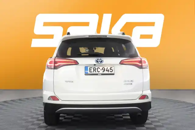 Valkoinen Tila-auto, Toyota RAV4 – ERC-945