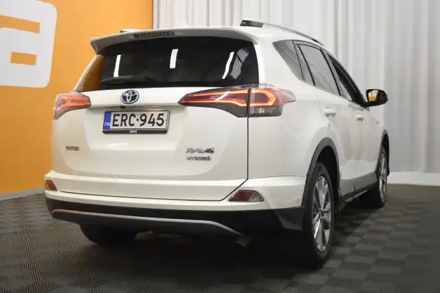 Valkoinen Maastoauto, Toyota RAV4 – ERC-945