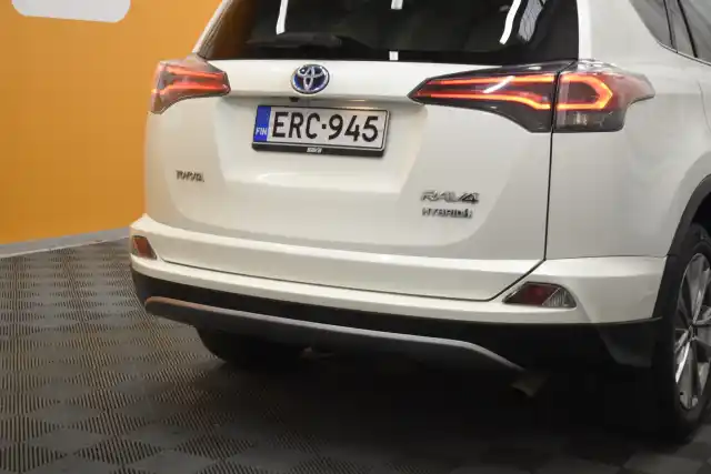 Valkoinen Maastoauto, Toyota RAV4 – ERC-945