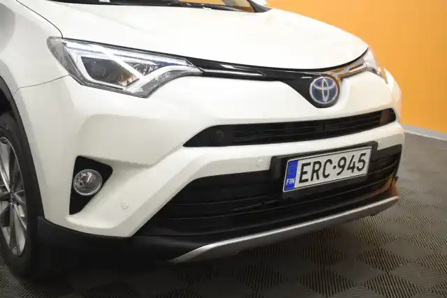 Valkoinen Maastoauto, Toyota RAV4 – ERC-945