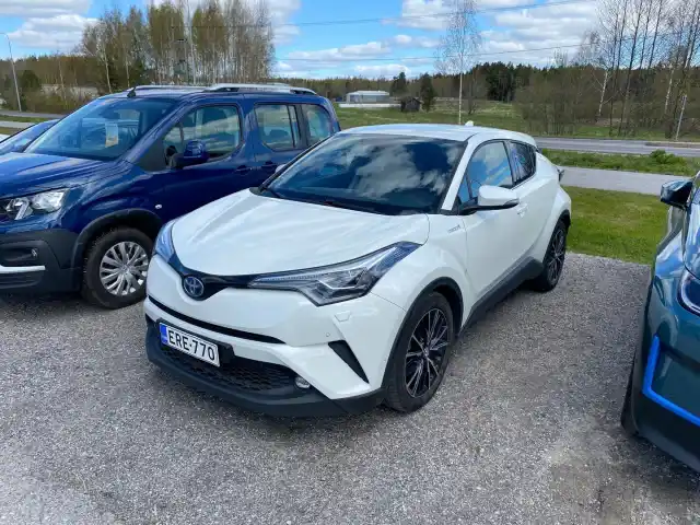 Valkoinen Maastoauto, Toyota C-HR – ERE-770