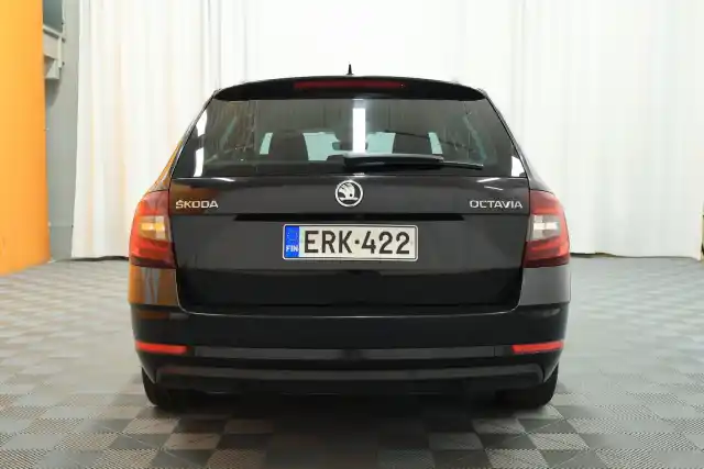 Musta Farmari, Skoda Octavia – ERK-422