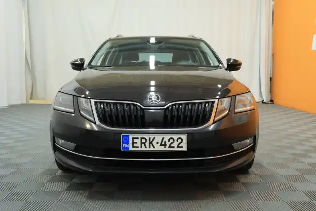 Musta Farmari, Skoda Octavia – ERK-422