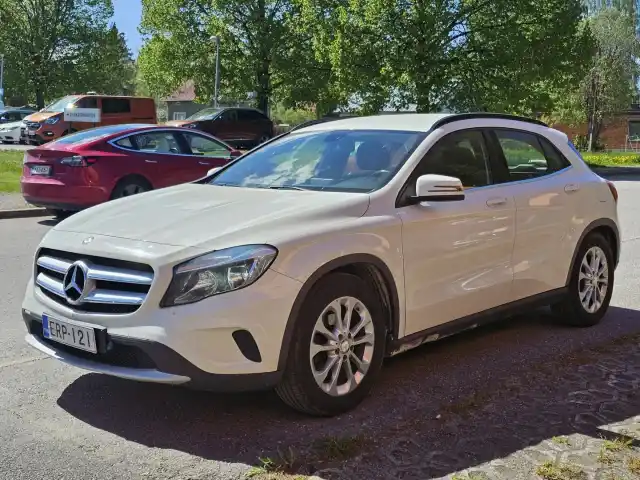 Valkoinen Maastoauto, Mercedes-Benz GLA – ERP-121