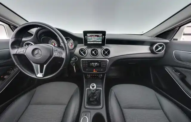 Valkoinen Maastoauto, Mercedes-Benz GLA – ERP-121