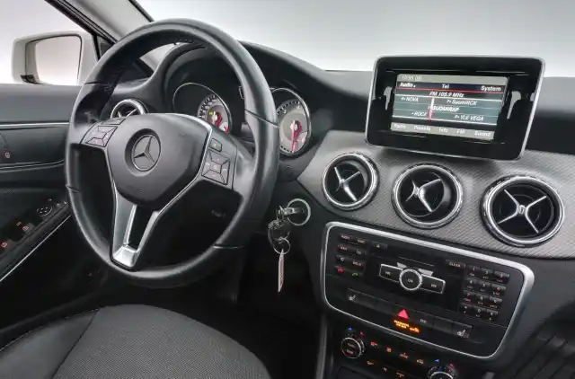Valkoinen Maastoauto, Mercedes-Benz GLA – ERP-121