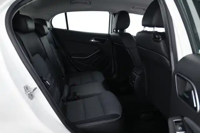 Valkoinen Maastoauto, Mercedes-Benz GLA – ERP-121