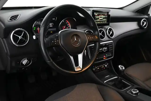 Valkoinen Maastoauto, Mercedes-Benz GLA – ERP-121