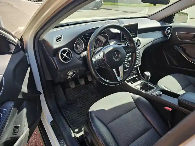 Valkoinen Maastoauto, Mercedes-Benz GLA – ERP-121