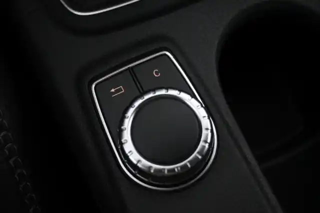 Valkoinen Maastoauto, Mercedes-Benz GLA – ERP-121