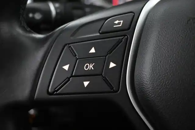 Valkoinen Maastoauto, Mercedes-Benz GLA – ERP-121