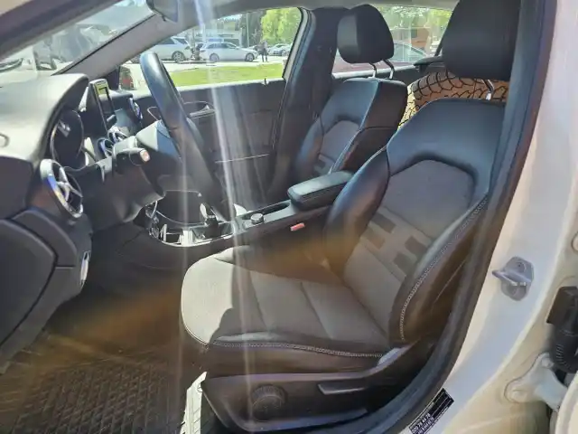 Valkoinen Maastoauto, Mercedes-Benz GLA – ERP-121