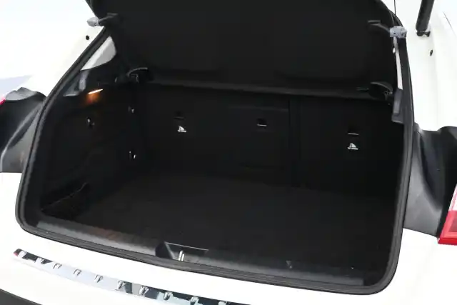 Valkoinen Maastoauto, Mercedes-Benz GLA – ERP-121