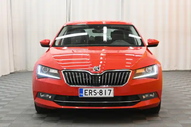 Punainen Sedan, Skoda Superb – ERS-817