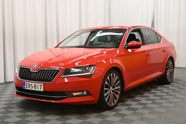 Punainen Sedan, Skoda Superb – ERS-817