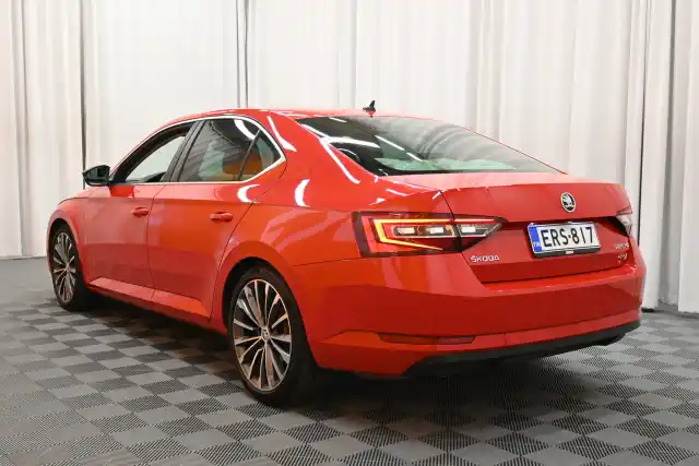 Punainen Sedan, Skoda Superb – ERS-817