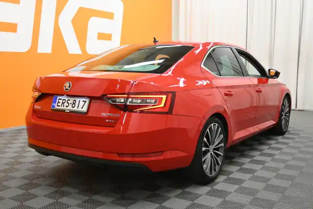 Punainen Sedan, Skoda Superb – ERS-817