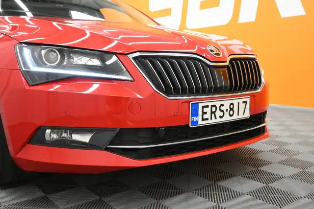 Punainen Sedan, Skoda Superb – ERS-817