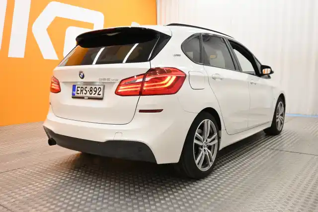Valkoinen Tila-auto, BMW 225 – ERS-892