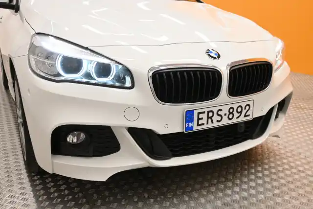 Valkoinen Tila-auto, BMW 225 – ERS-892