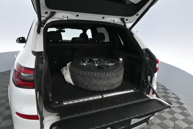 Valkoinen Maastoauto, BMW X5 – ERV-765