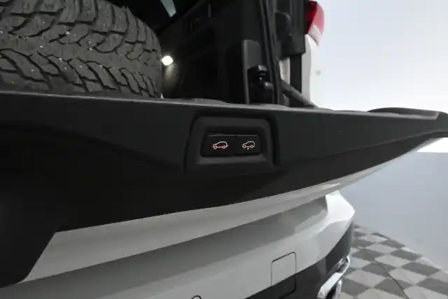 Valkoinen Maastoauto, BMW X5 – ERV-765