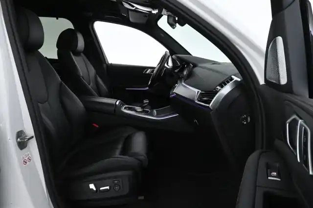 Valkoinen Maastoauto, BMW X5 – ERV-765