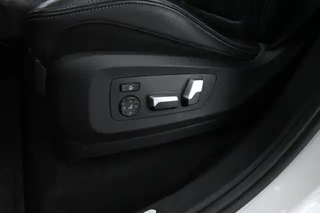 Valkoinen Maastoauto, BMW X5 – ERV-765