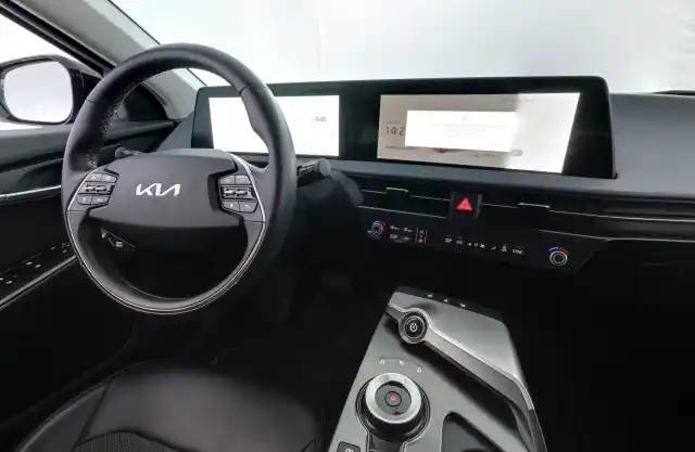 Sininen Maastoauto, Kia EV6 – ESA-908