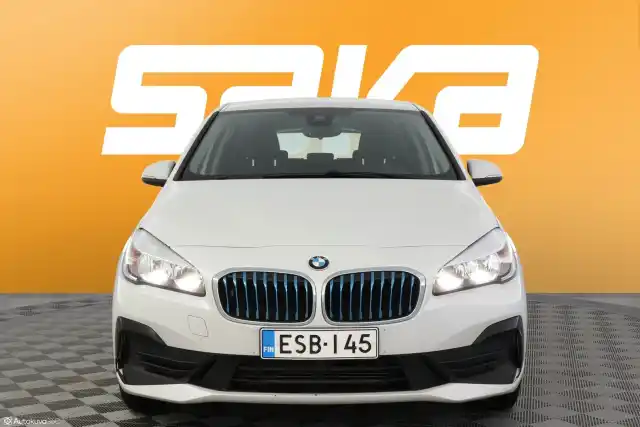 Valkoinen Tila-auto, BMW 225 – ESB-145