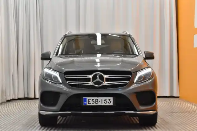 Harmaa Maastoauto, Mercedes-Benz GLE – ESB-153