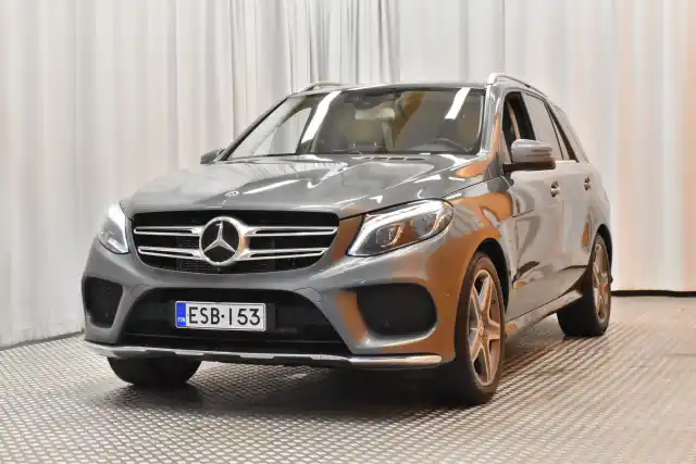 Harmaa Maastoauto, Mercedes-Benz GLE – ESB-153