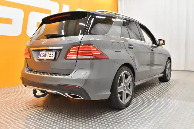 Harmaa Maastoauto, Mercedes-Benz GLE – ESB-153