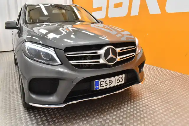 Harmaa Maastoauto, Mercedes-Benz GLE – ESB-153