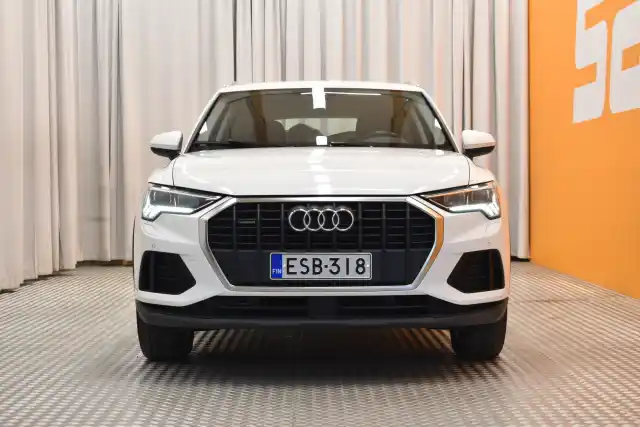 Valkoinen Maastoauto, Audi Q3 – ESB-318