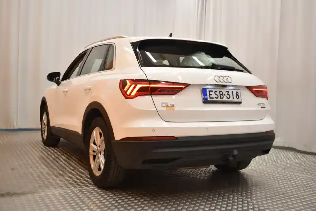 Valkoinen Maastoauto, Audi Q3 – ESB-318