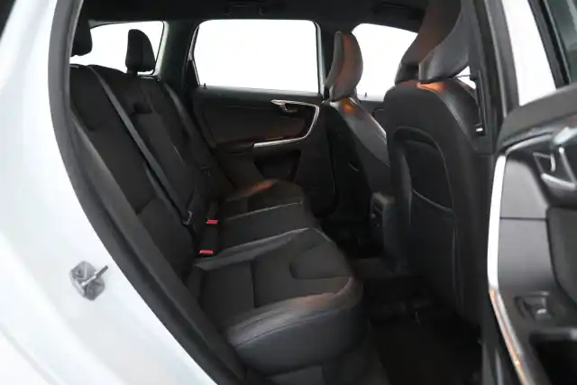 Valkoinen Maastoauto, Volvo XC60 – ESB-637