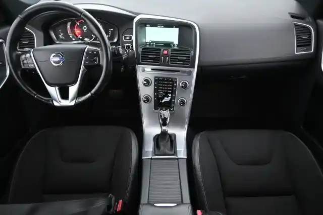 Valkoinen Maastoauto, Volvo XC60 – ESB-637