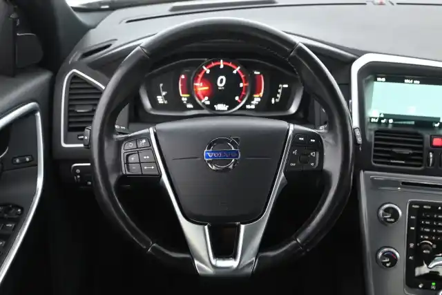 Valkoinen Maastoauto, Volvo XC60 – ESB-637
