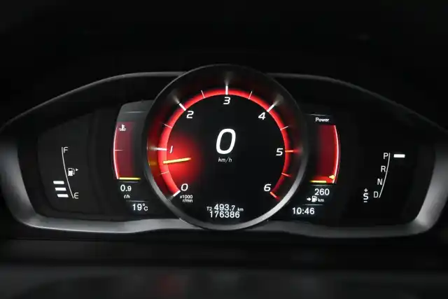 Valkoinen Maastoauto, Volvo XC60 – ESB-637