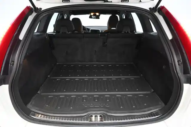 Valkoinen Maastoauto, Volvo XC60 – ESB-637