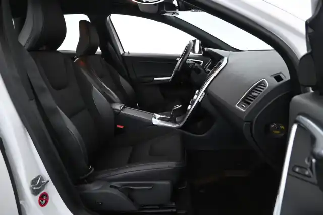 Valkoinen Maastoauto, Volvo XC60 – ESB-637