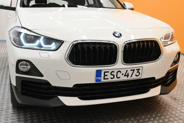 Valkoinen Maastoauto, BMW X2 – ESC-473