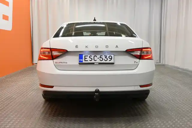 Valkoinen Sedan, Skoda Superb – ESC-539